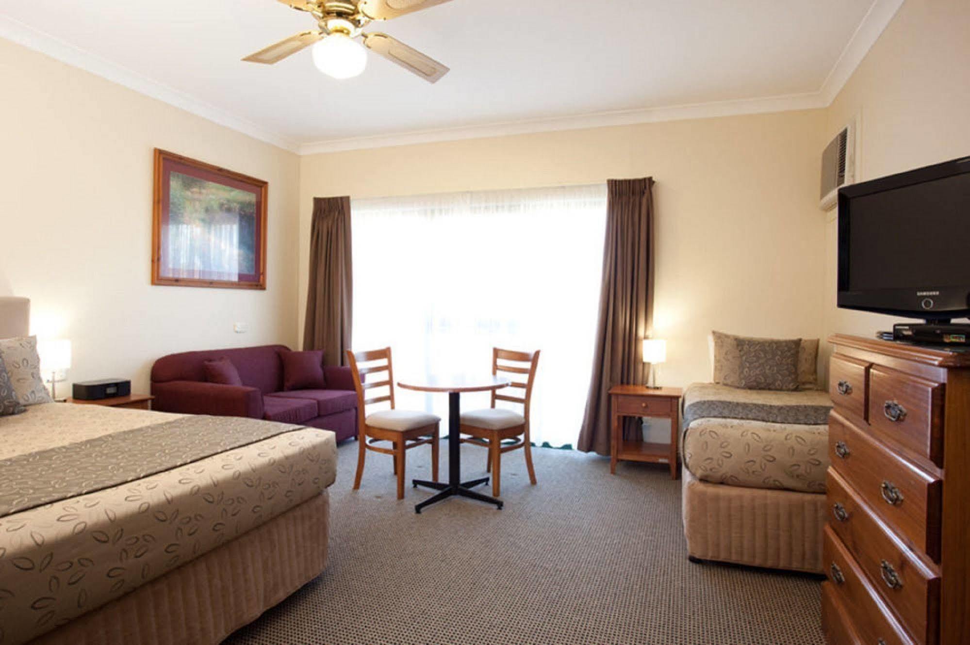 Clare Country Club Hotel Kültér fotó